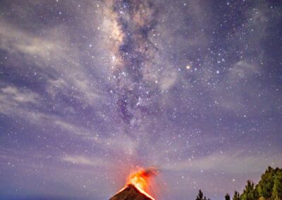 Volcán de fuego y las estrellas. Edgar Evans - Campamento en Volcán Acatenango, Chimaltenango.