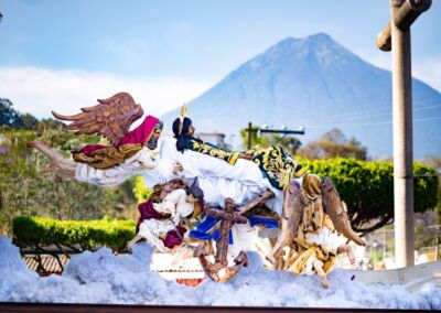 Nuestro redentor duerme ante sus maravillas. Elmer Xocoxic - La Antigua Guatemala, Sacatepéquez.
