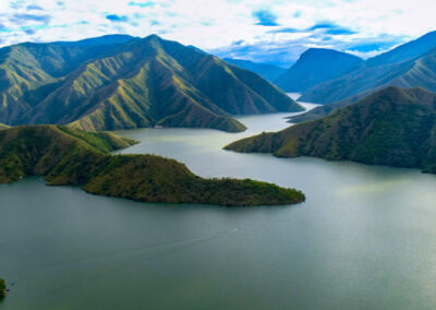 Paz en el Embalse de Chixoy. Erick Sor - Presa del embalse de la Hidroeléctrica Chixoy, San Cristóbal Verapaz, Alta Verapaz.
