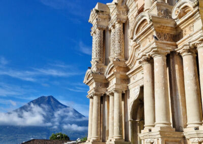 Cielo, Volcán e Iglesia Nuestra Señora del Carmen. Fernanda Chaclán -   La Antigua Guatemala, Sacatepéquez.
