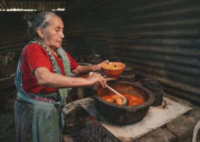 Cocinera ancestral. Haniel López - Momostenango, Totonicapán.