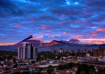 Amanecer en la Ciudad de Guatemala. José Ruiz - Zona 10, Ciudad de Guatemala.