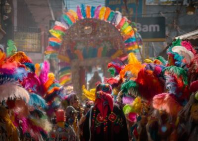Entre plumas y pom. Óscar Aj - Chichicastenango, Quiché.