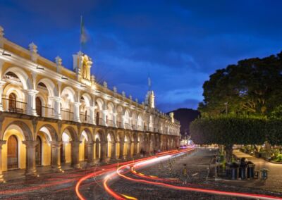 Hora azul en La Antigua. Rolando Solares - La Antigua Guatemala, Sacatepéquez.