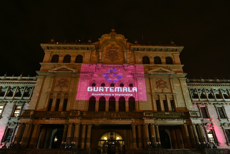Edificios emblemáticos de Guatemala lucen imagen de Marca País