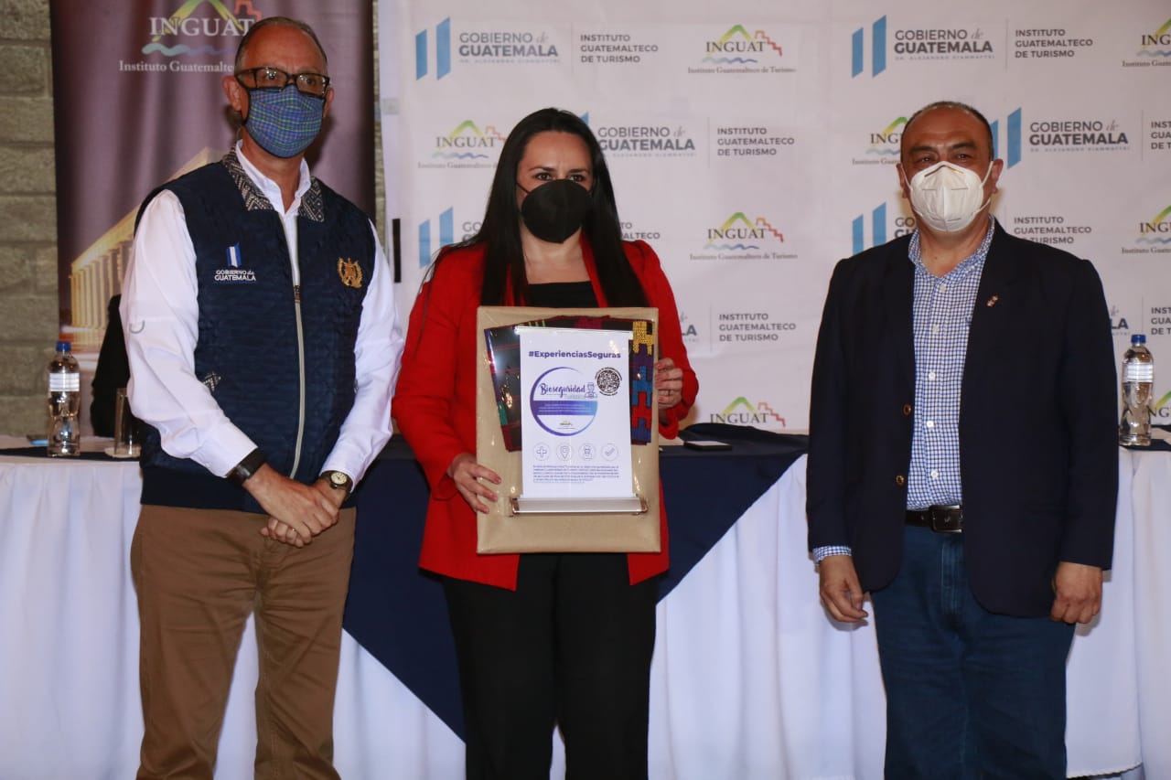 ENTREGAN SELLO DE BIOSEGURIDAD TURÍSTICA EN QUETZALTENANGO Y SOLOLÁ